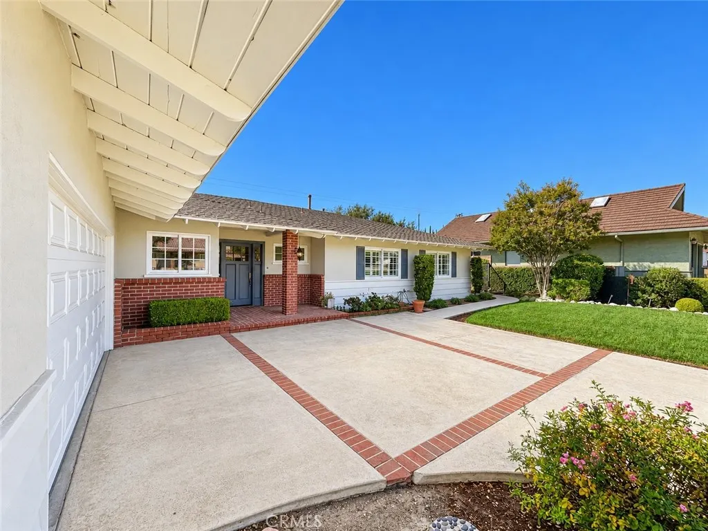 644 Crestglen Road