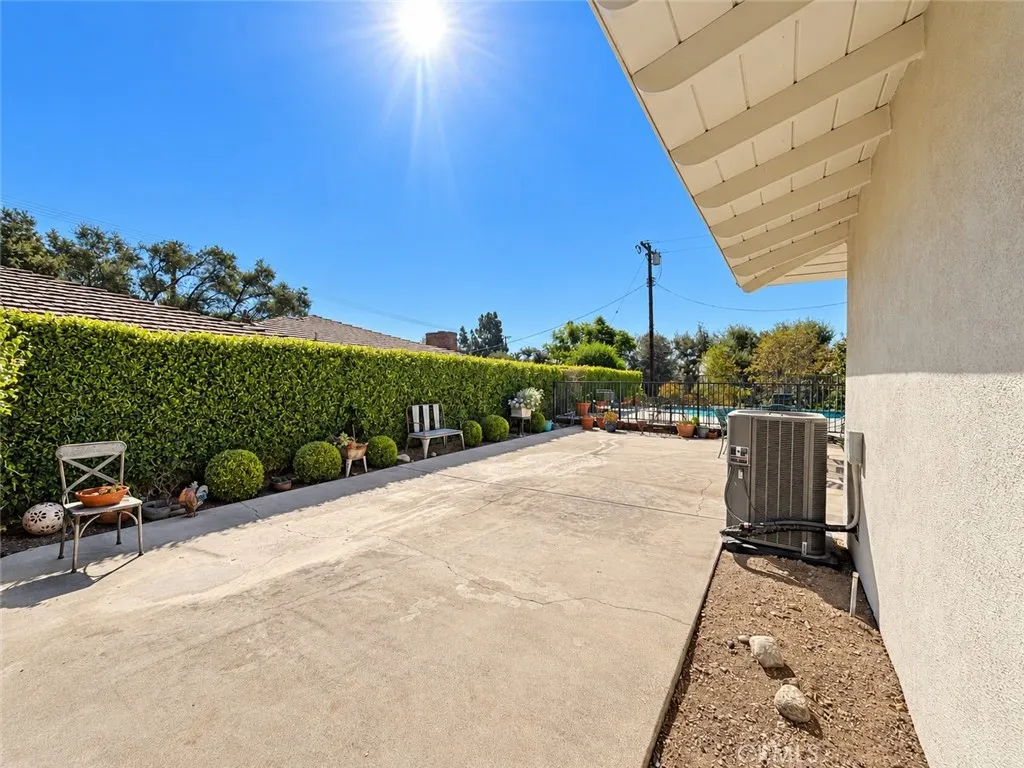 644 Crestglen Road