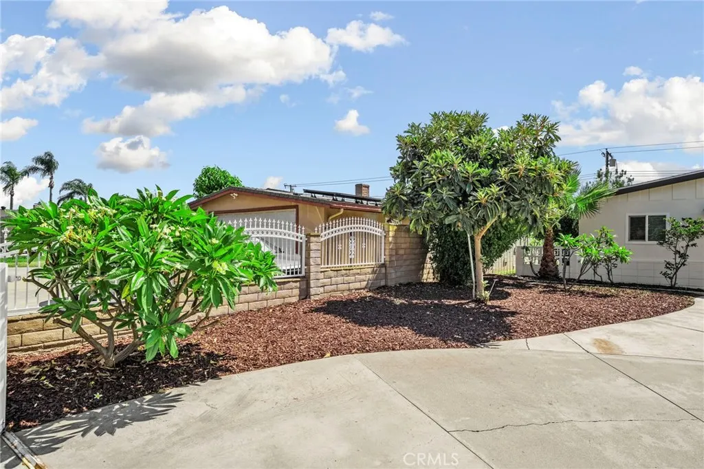 1532 E Rowland Avenue