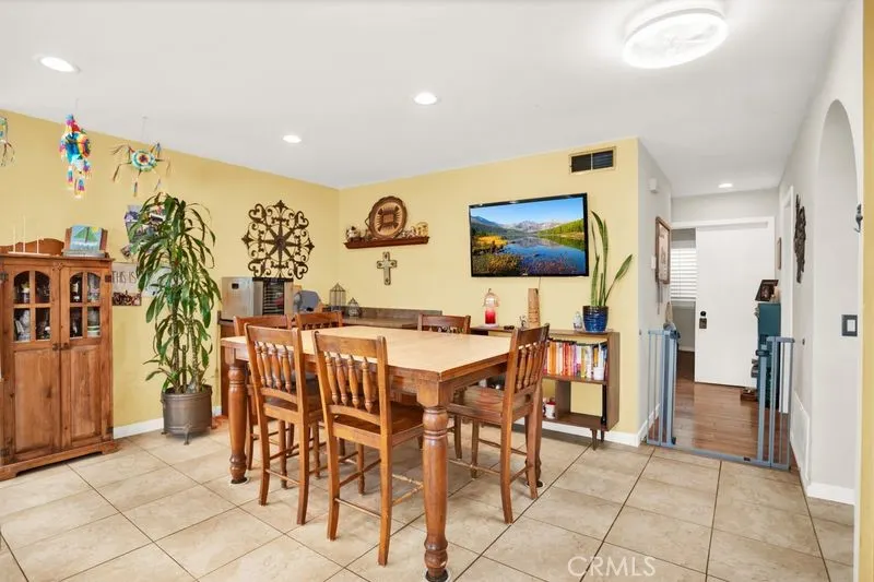 2435 E Magdalena