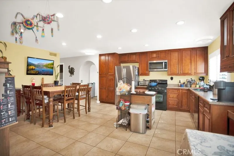 2435 E Magdalena
