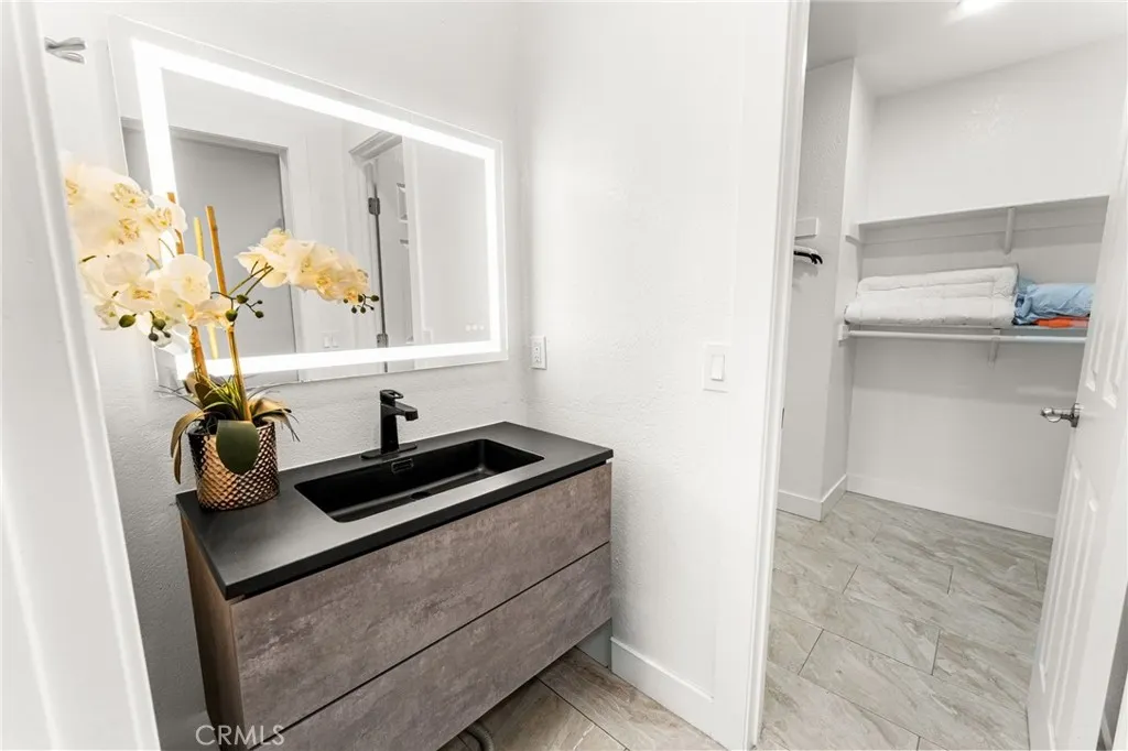 4900 N Grand Avenue #306