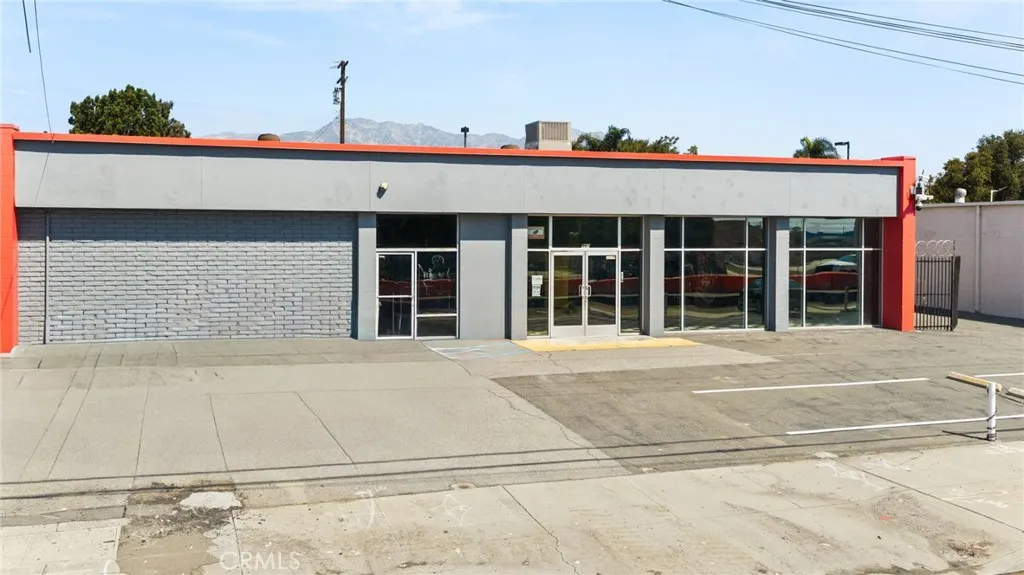 960 West Holt Boulevard