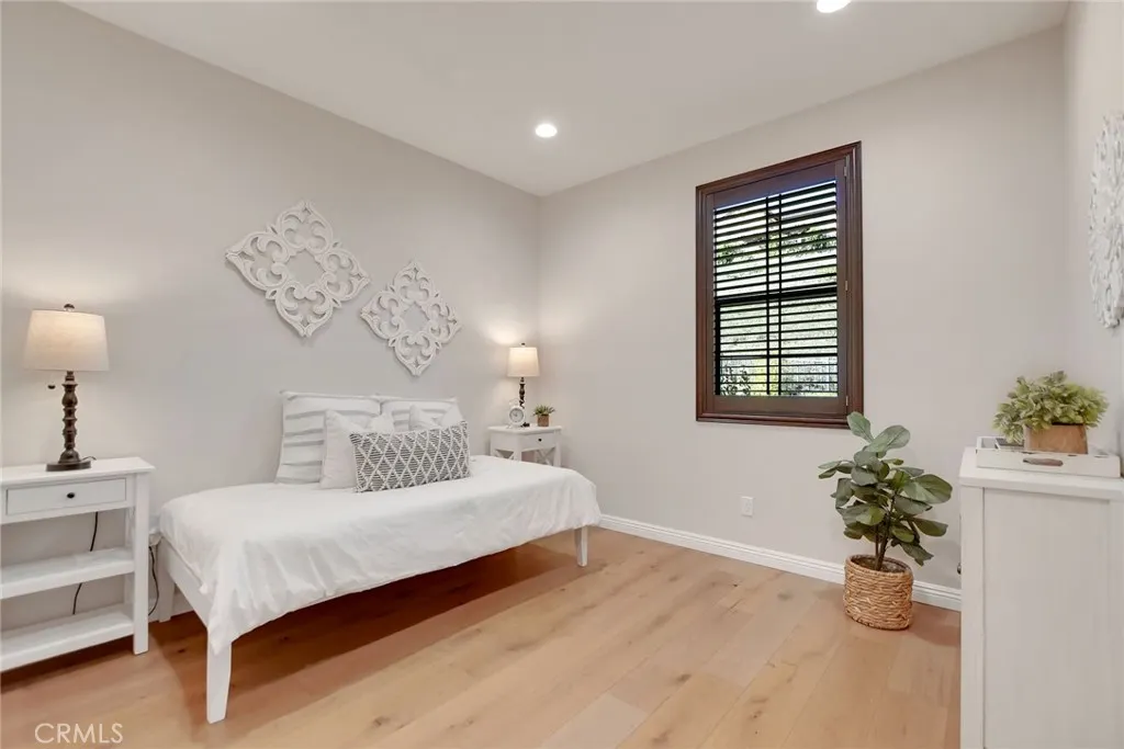 885 E Manresa Drive