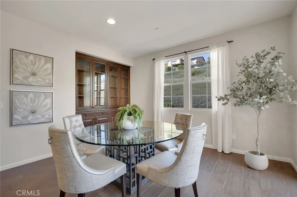885 E Manresa Drive
