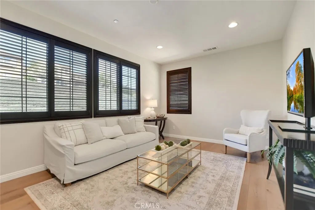 885 E Manresa Drive