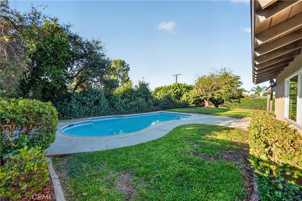 3412 N San Joaquin