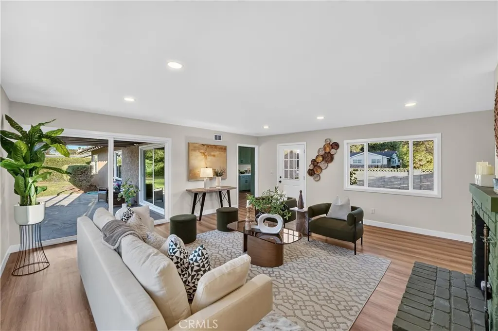 3412 N San Joaquin
