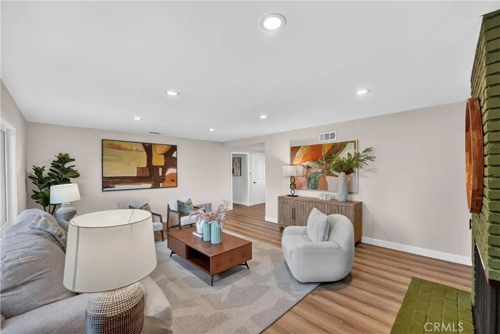 3412 N San Joaquin