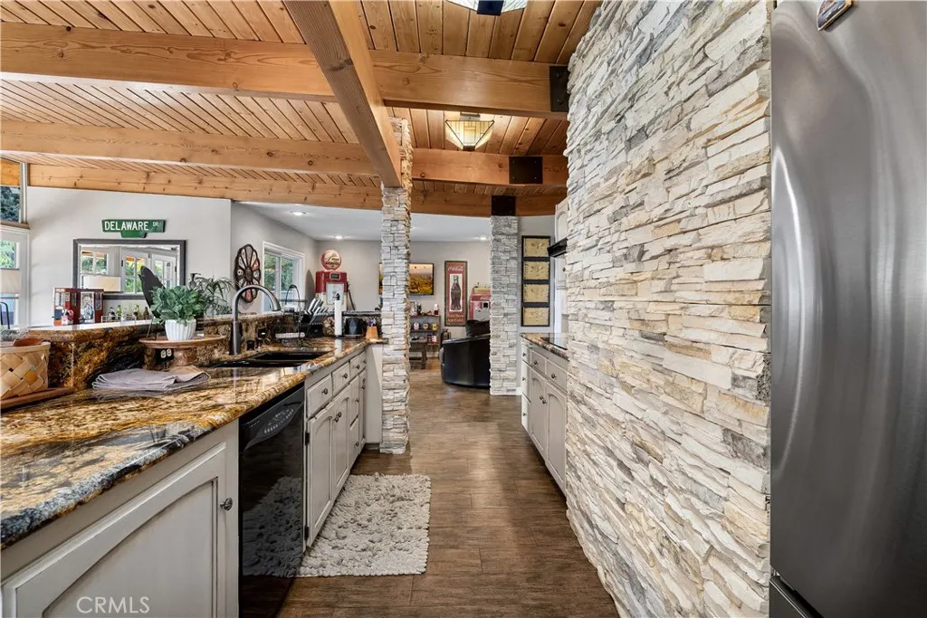 1107 Sandhurst Lane