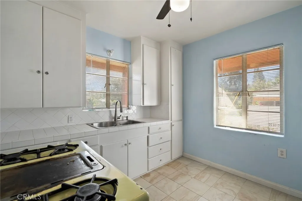 1565 N Palomares