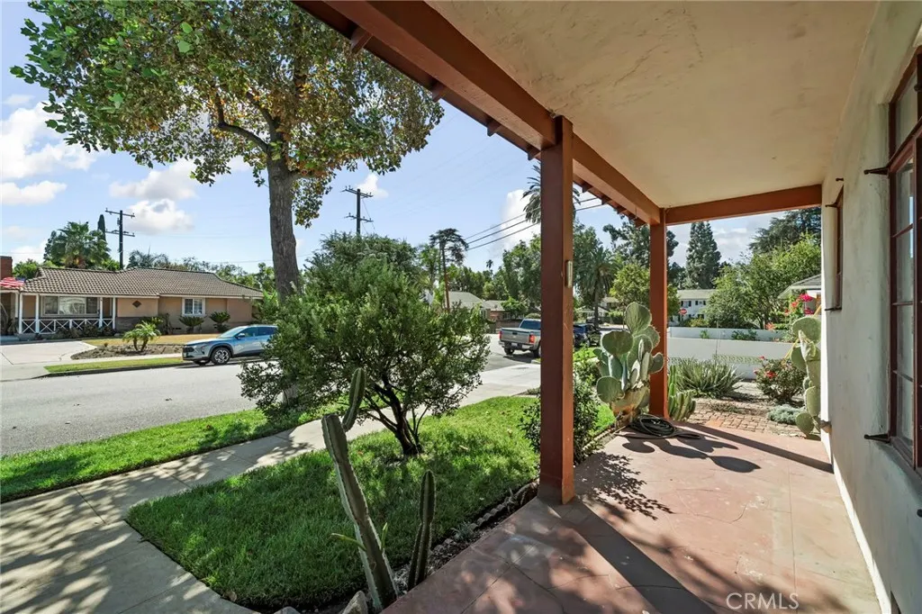 1565 N Palomares
