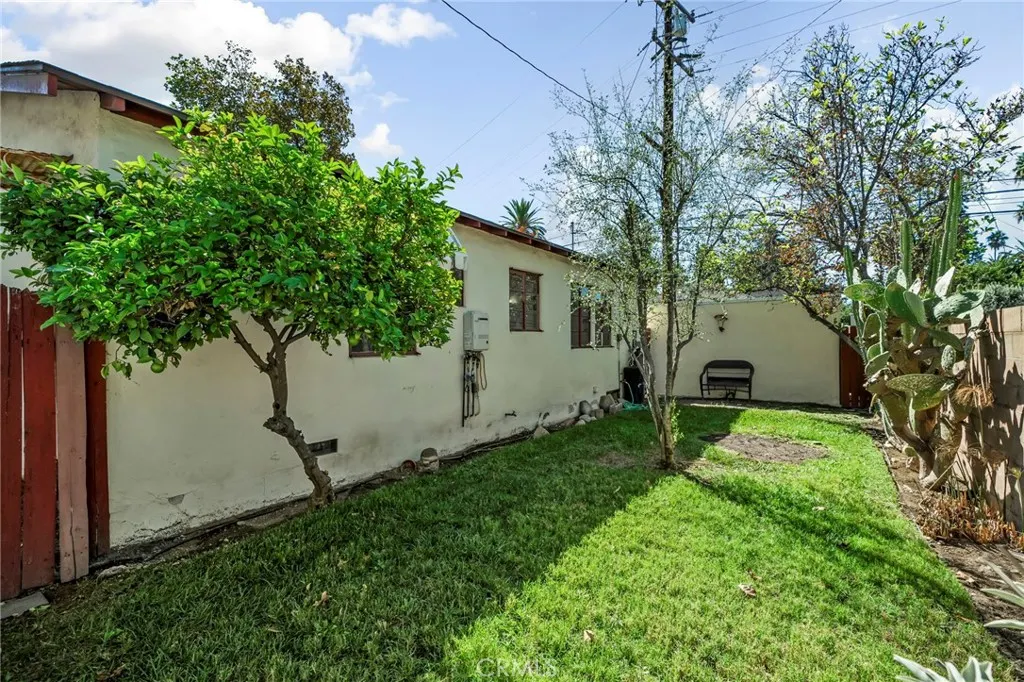 1565 N Palomares