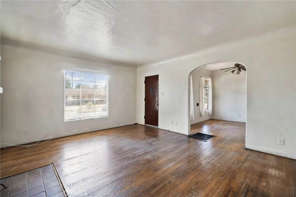 1565 N Palomares