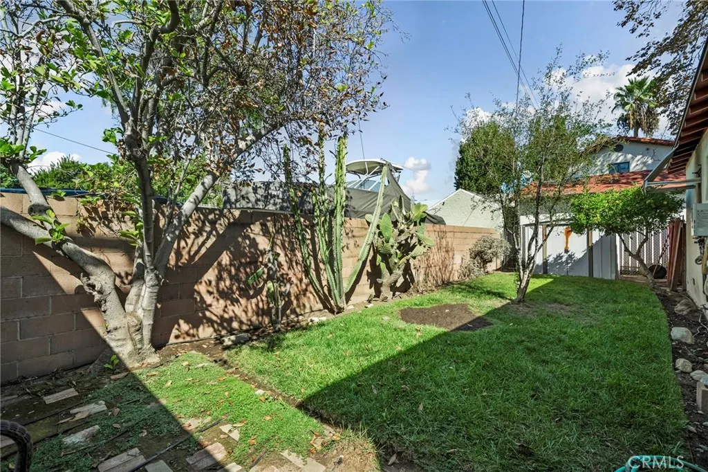 1565 N Palomares