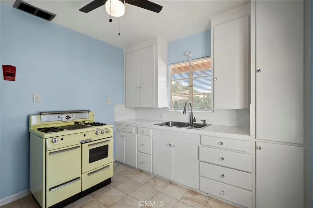 1565 N Palomares