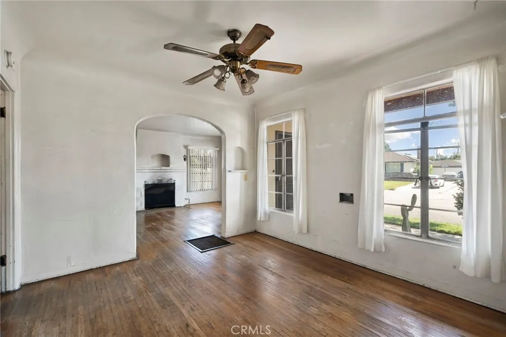 1565 N Palomares