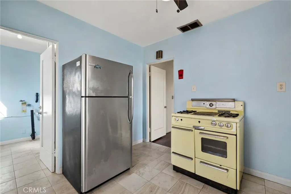 1565 N Palomares