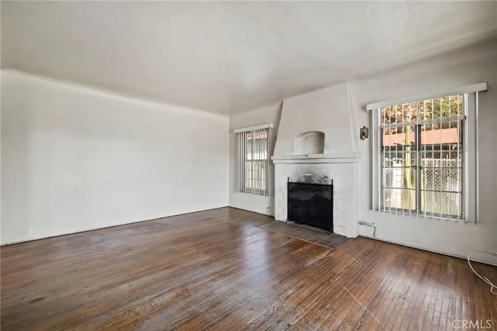 1565 N Palomares