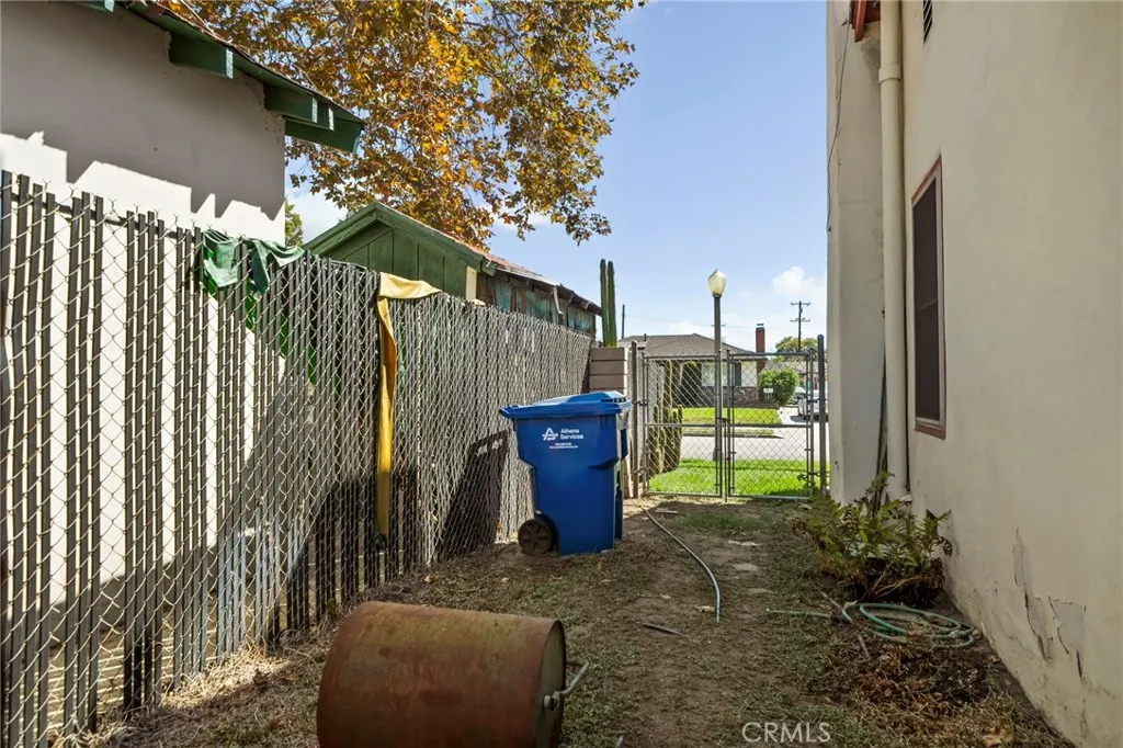 1565 N Palomares