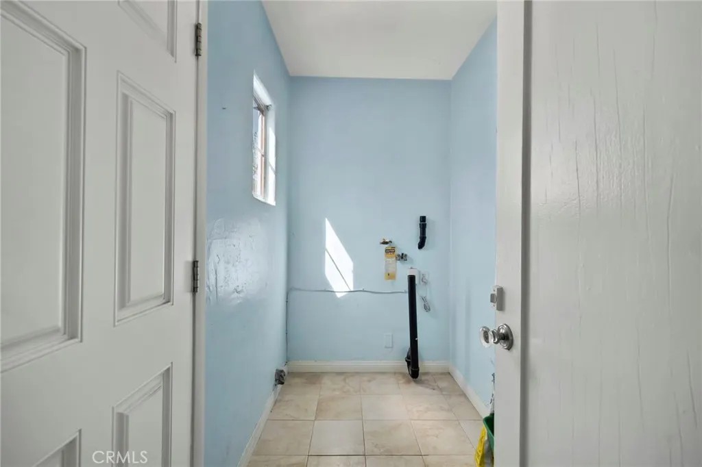 1565 N Palomares