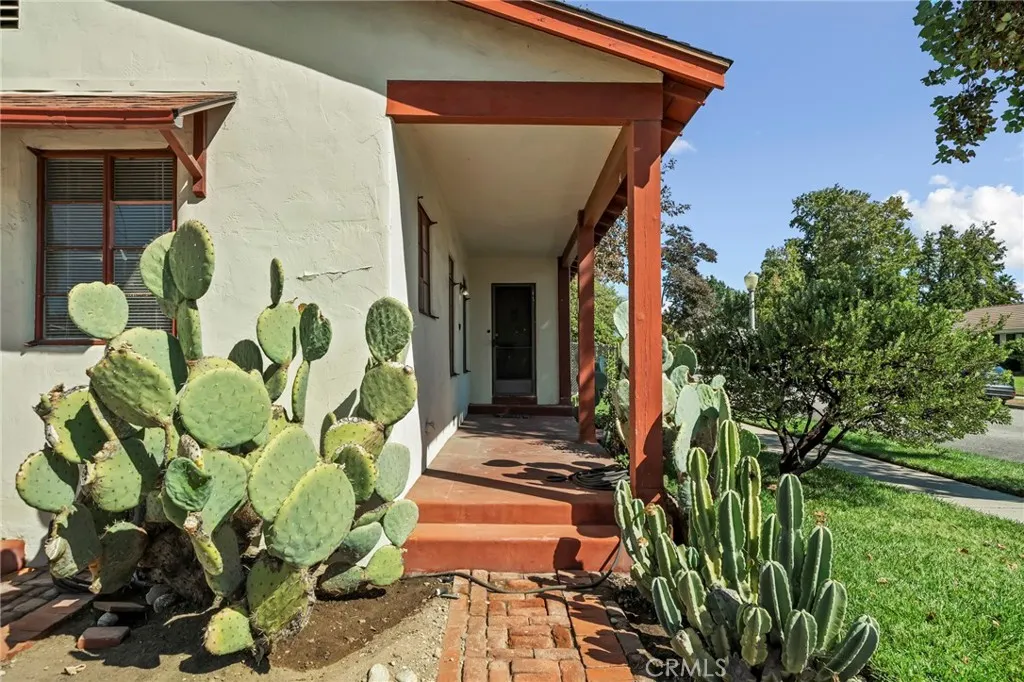 1565 N Palomares