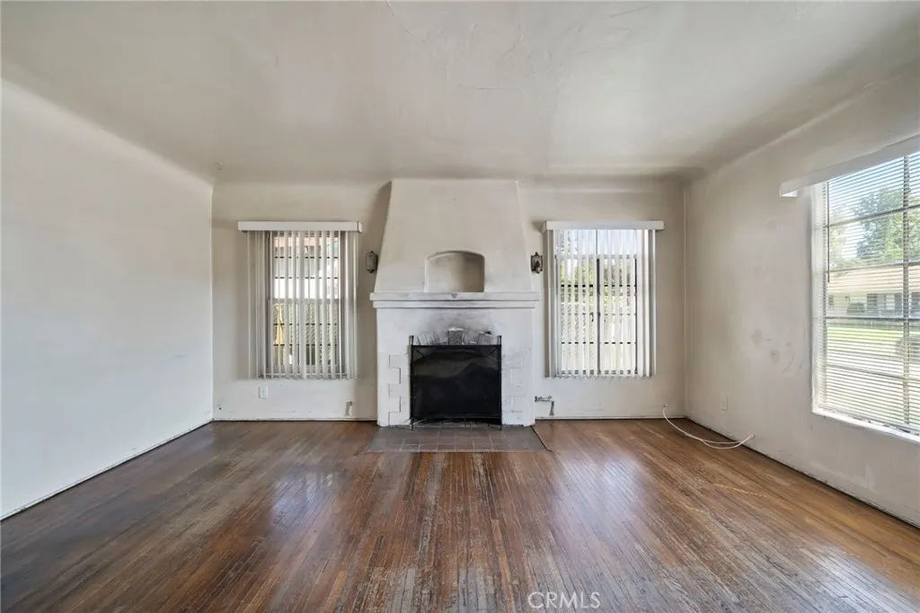 1565 N Palomares