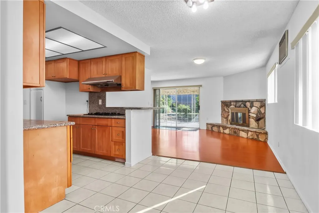 966 N Charter