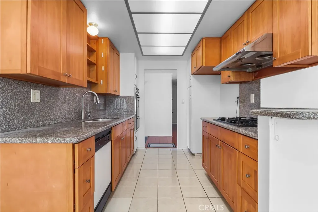 966 N Charter