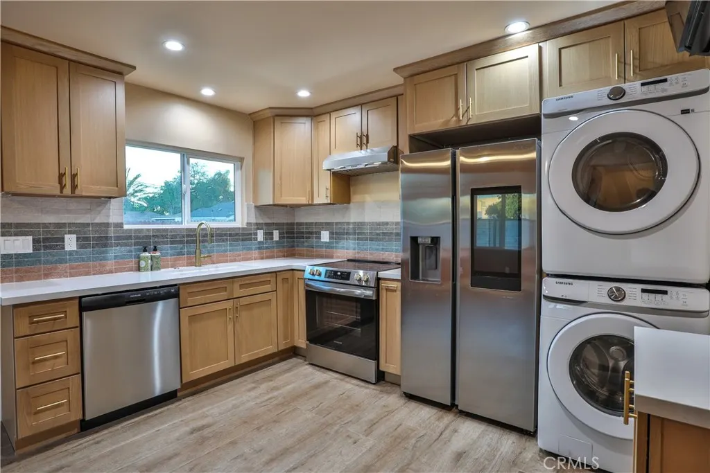 664 N 8th Avenue