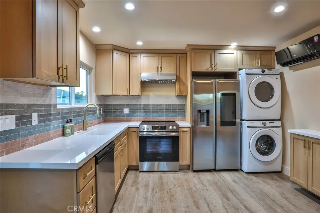 664 N 8th Avenue