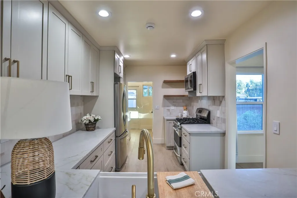 664 N 8th Avenue