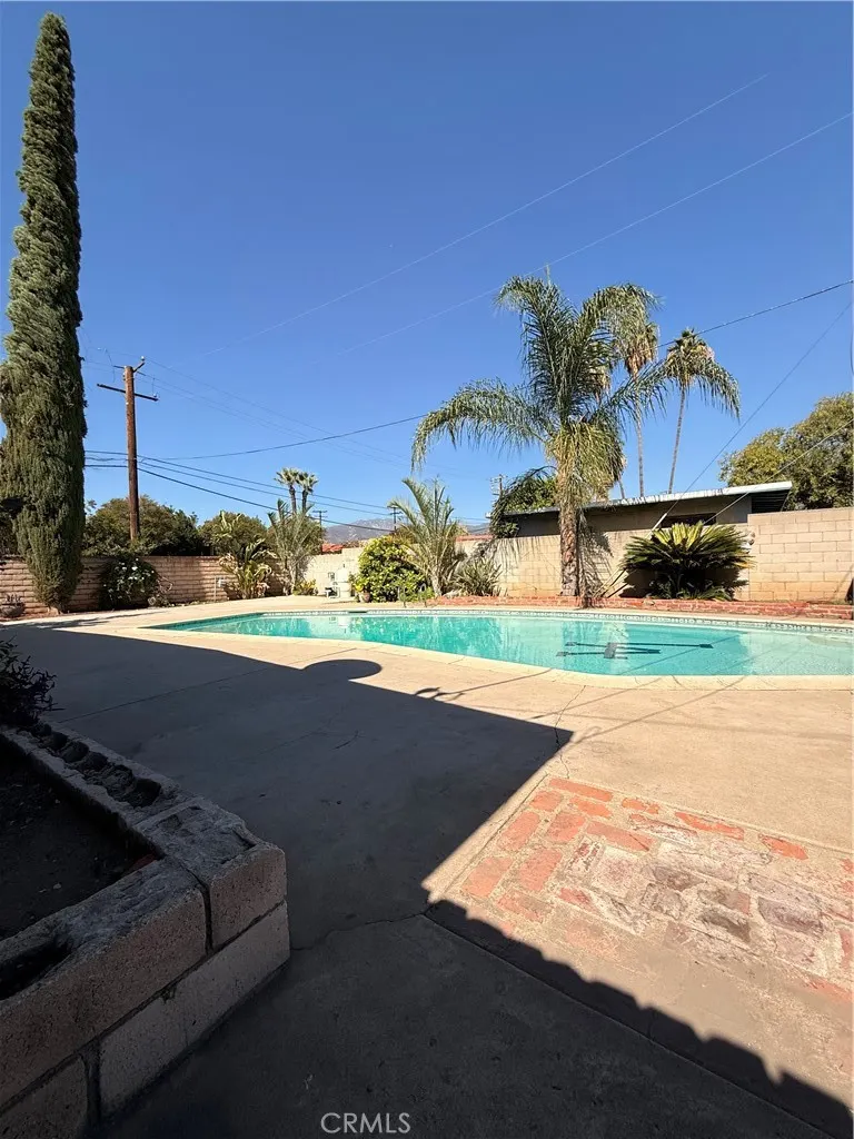 837 W Hollyvale