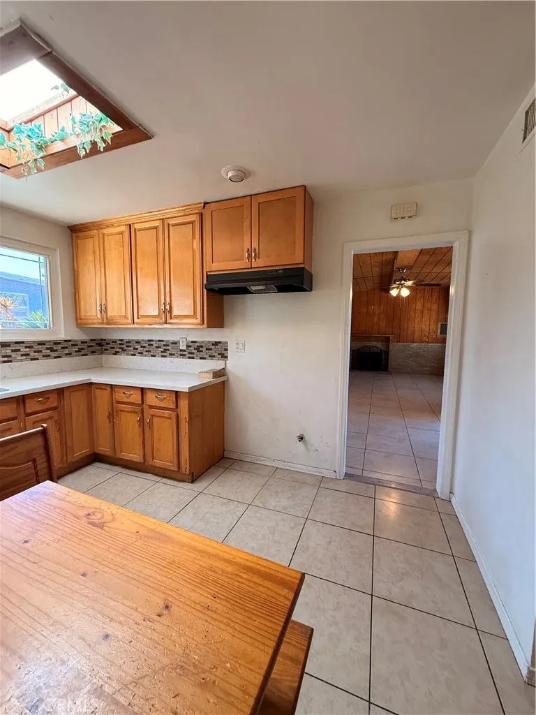 837 W Hollyvale