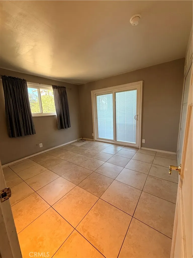 837 W Hollyvale