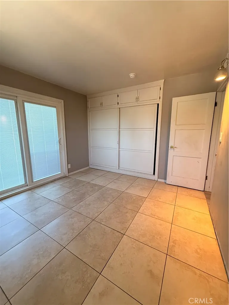 837 W Hollyvale