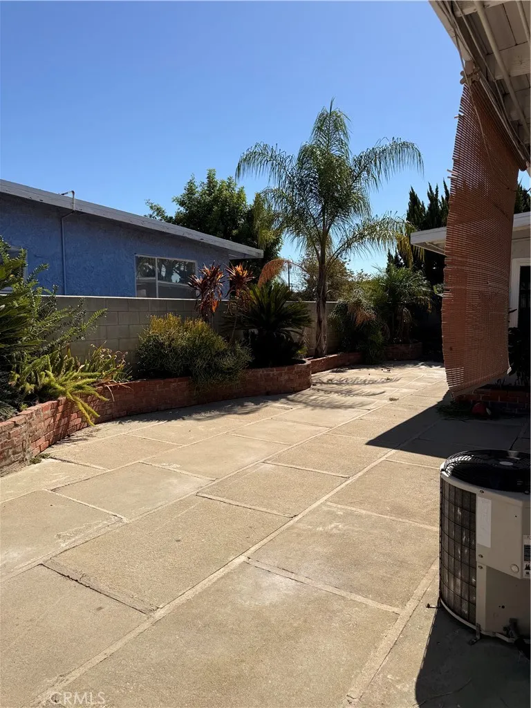837 W Hollyvale