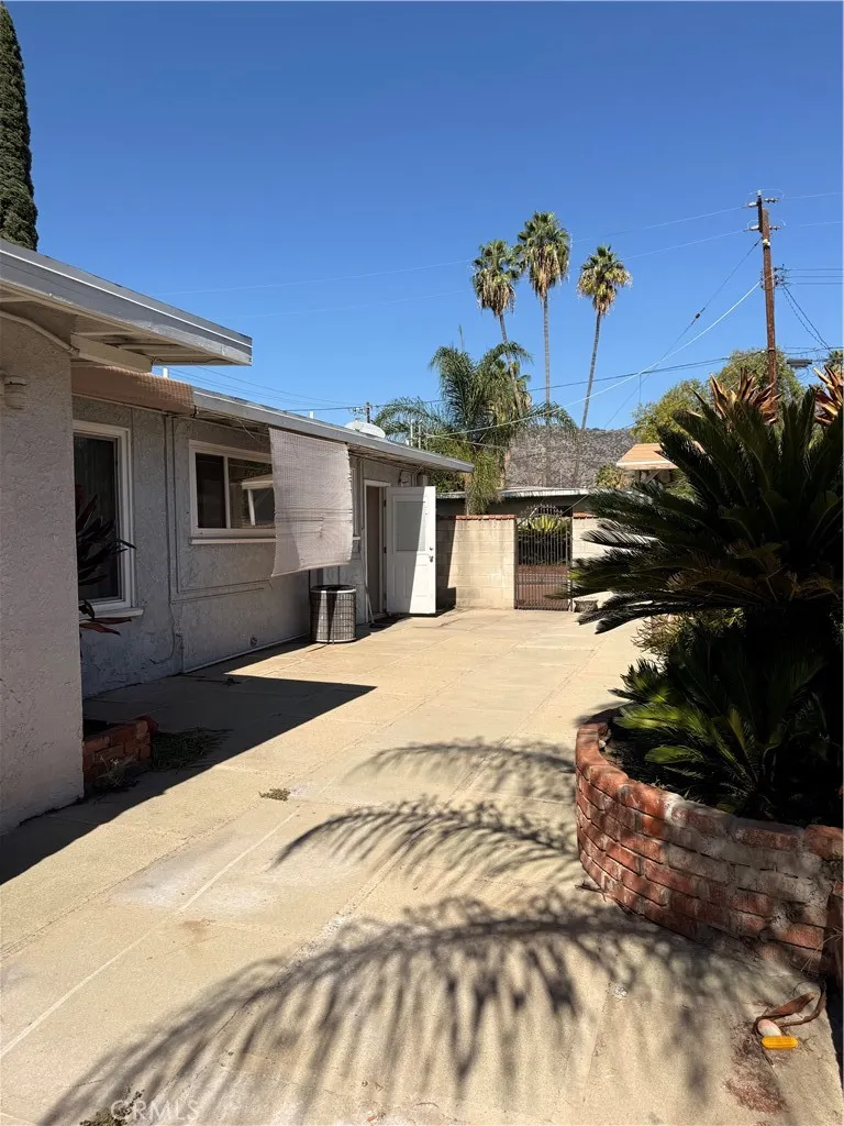 837 W Hollyvale