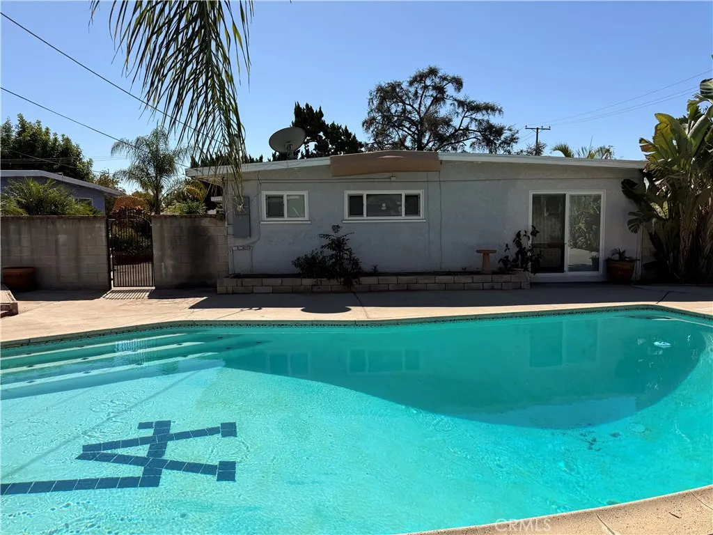 837 W Hollyvale