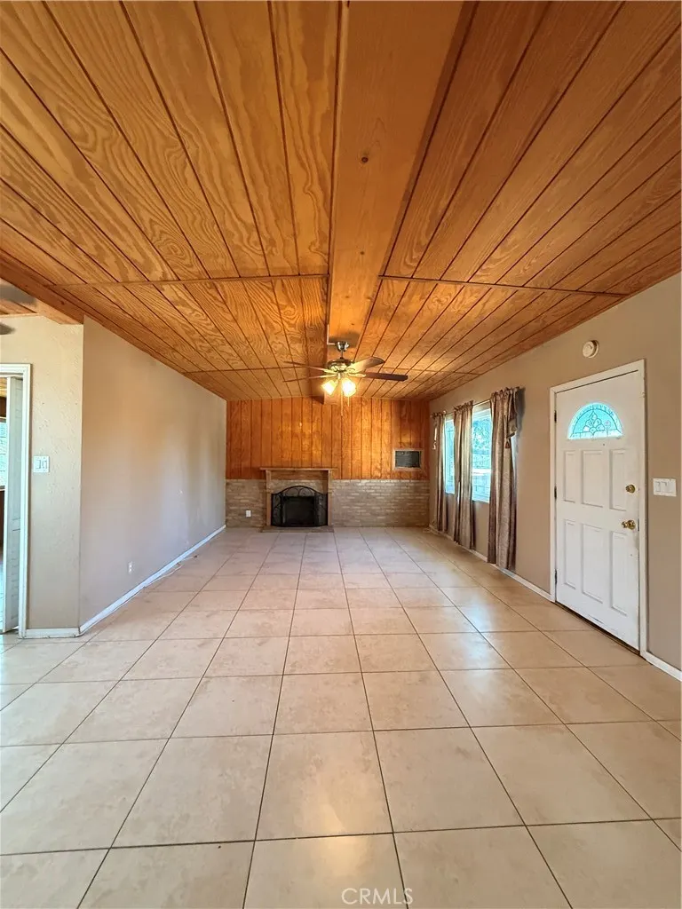 837 W Hollyvale