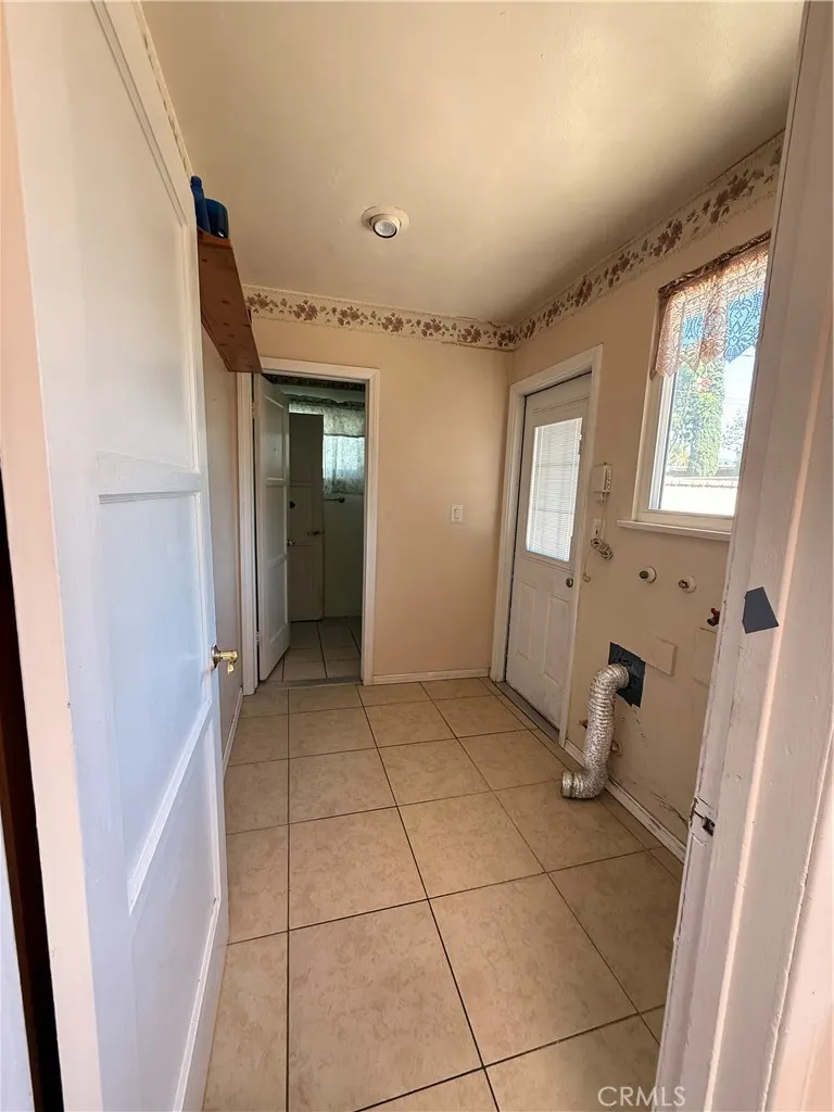 837 W Hollyvale