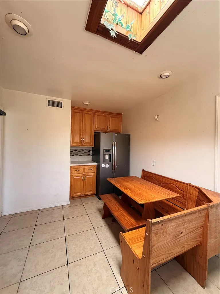 837 W Hollyvale