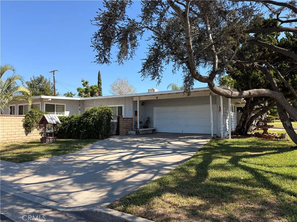837 W Hollyvale