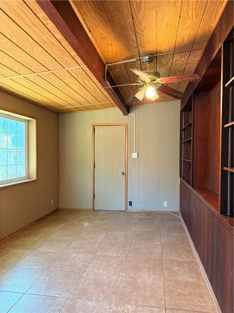 837 W Hollyvale