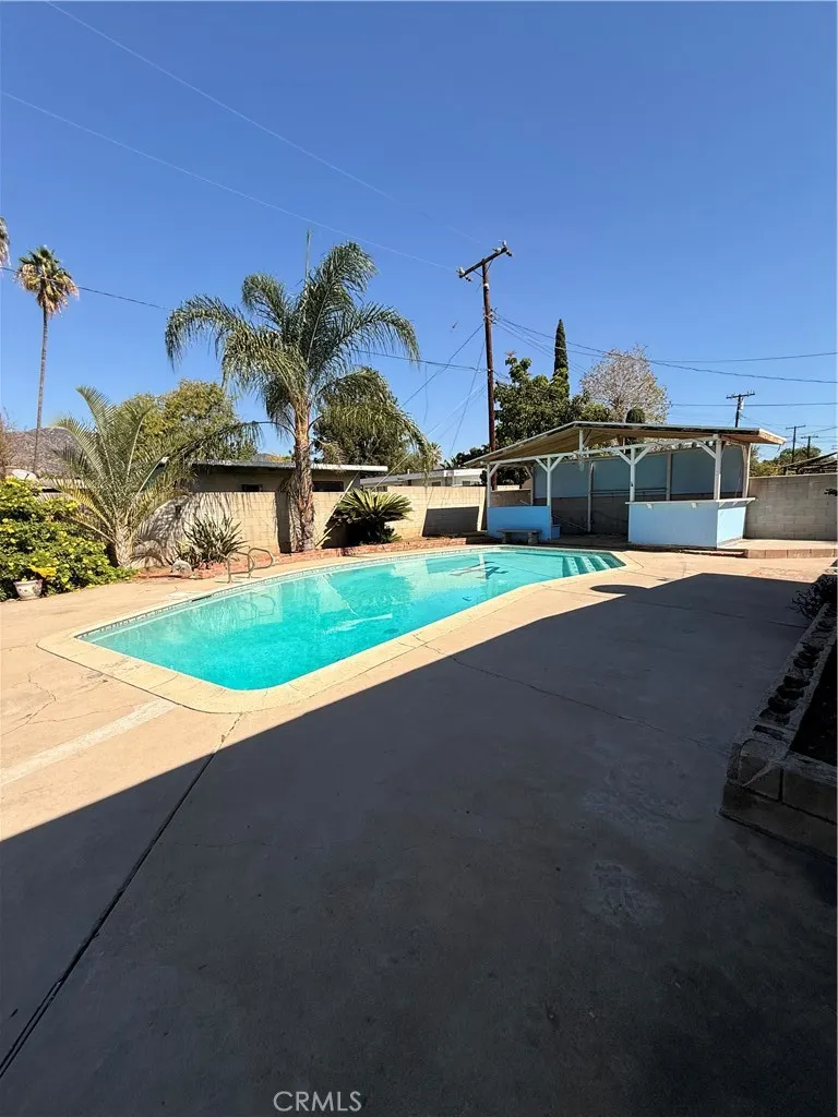 837 W Hollyvale
