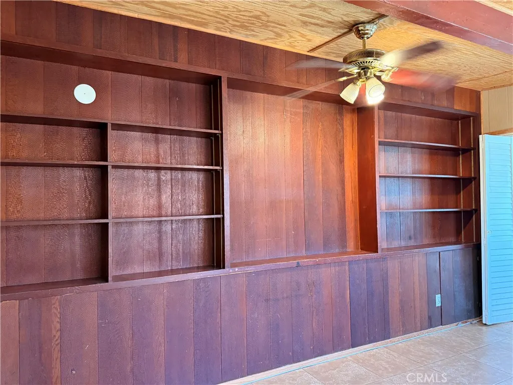837 W Hollyvale