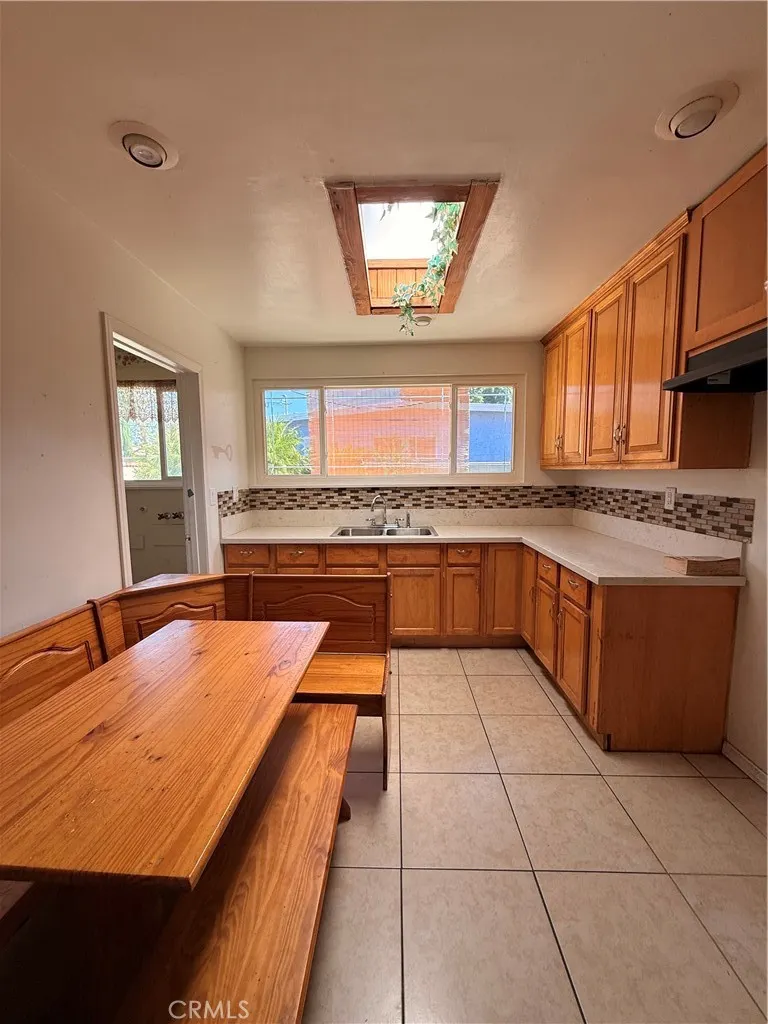 837 W Hollyvale