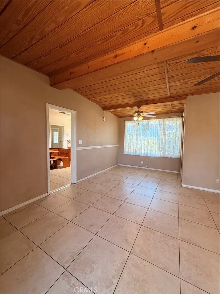 837 W Hollyvale