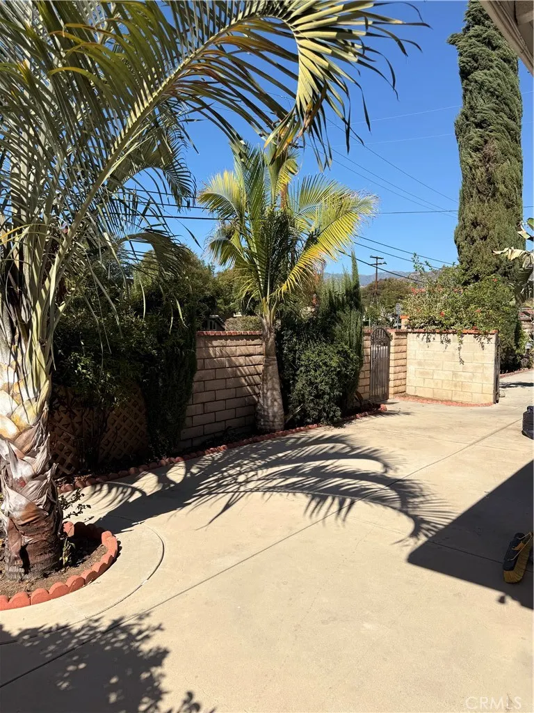 837 W Hollyvale