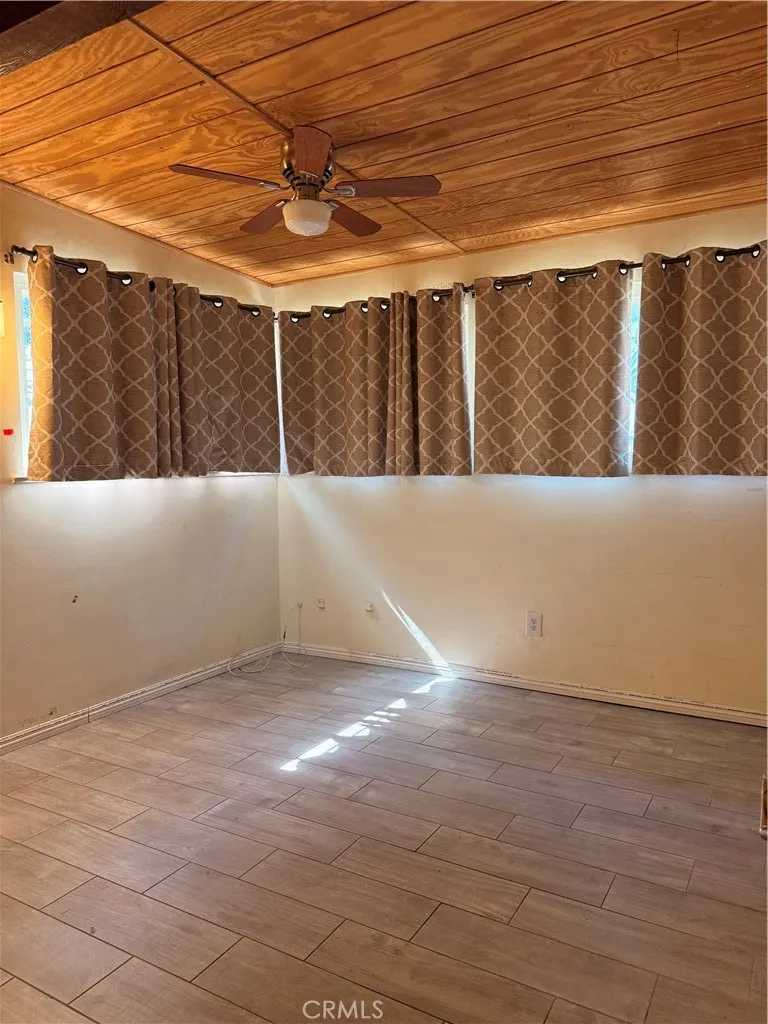 837 W Hollyvale